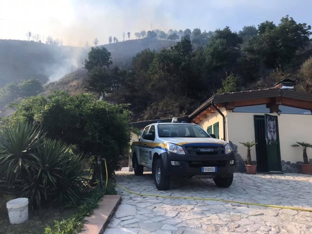 Incendio in località San Giovanni, interviene la Protezione Civile 