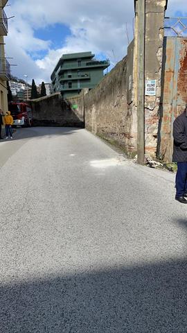 Caduta di calcinacci da un muro, chiusa Via Dei Casali a Salerno